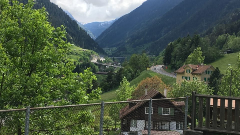 Cesta ke Gotthardskému průsmyku, kudy vede stará železnice i s původním tunelem 