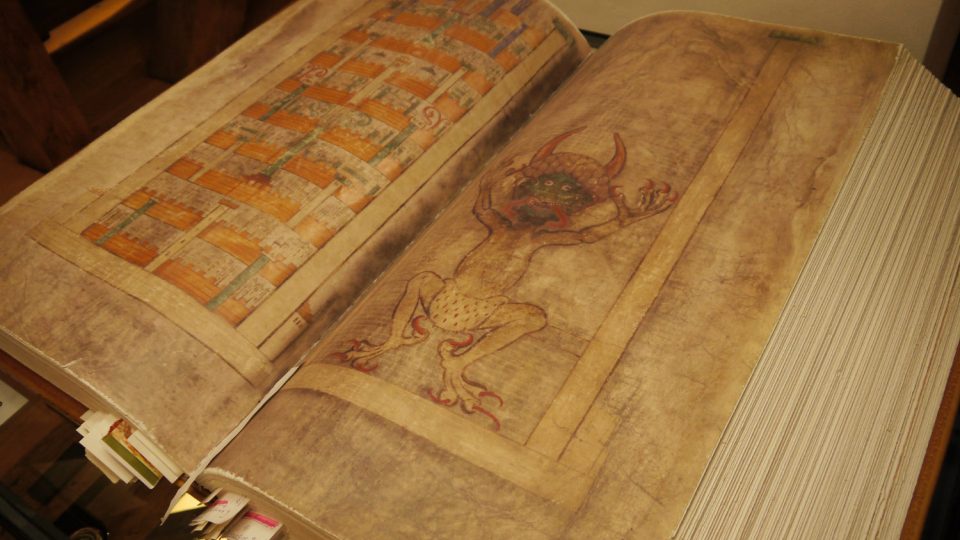 Součástí expozice knihtisku je i faksimile Codexu gigas, slavné Ďáblovy bible