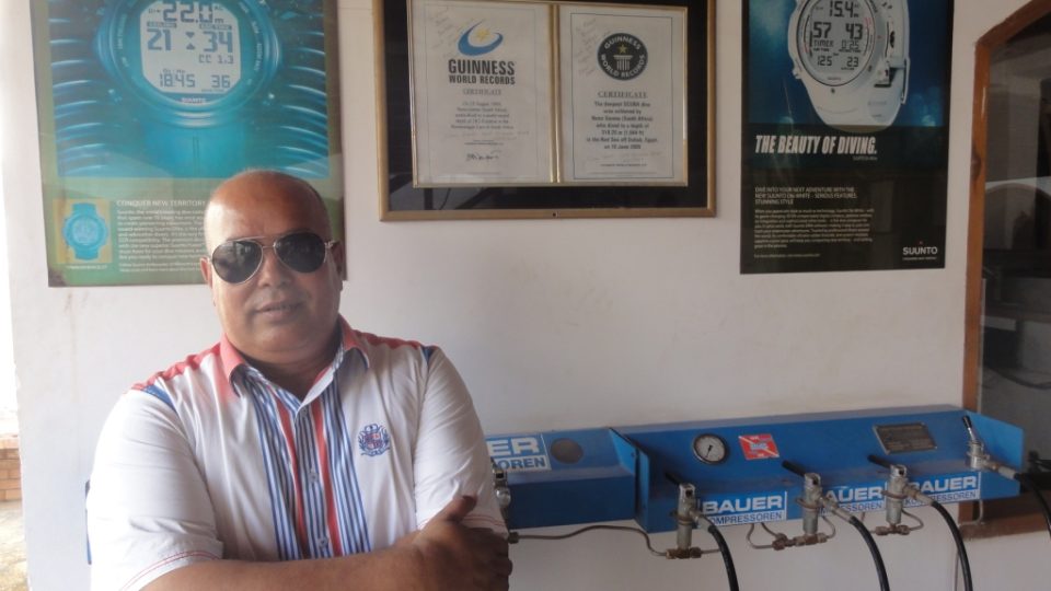 Egyptský spolumajitel potápěčské stanice Muhammad Ghanam s potápěčskými rekordy, které na ní padly