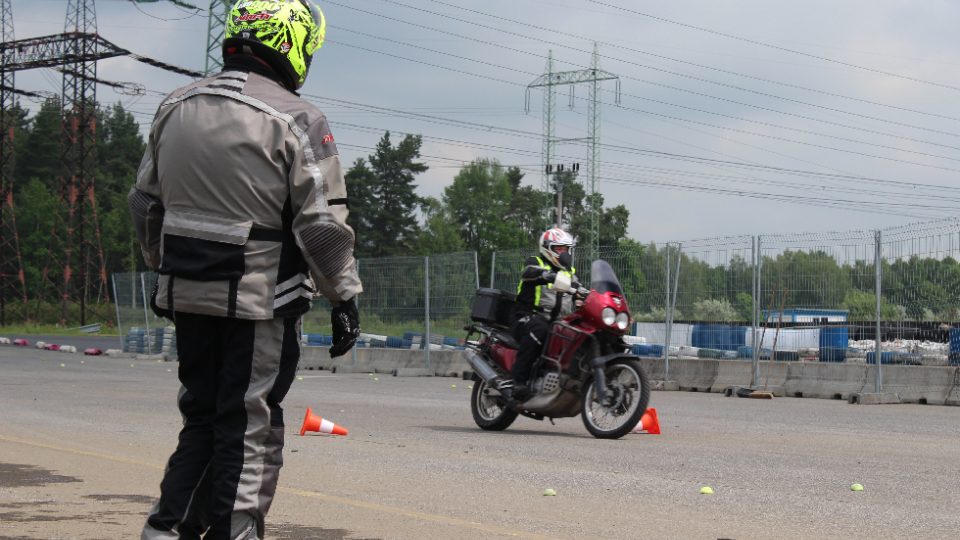 Účastníky kurzu se na autodromu v Sosnové učí zvládat motorku v krizových situacích