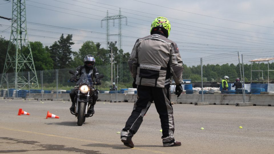 Účastníky kurzu se na autodromu v Sosnové učí zvládat motorku v krizových situacích