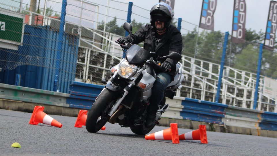 Účastníky kurzu se na autodromu v Sosnové učí zvládat motorku v krizových situacích