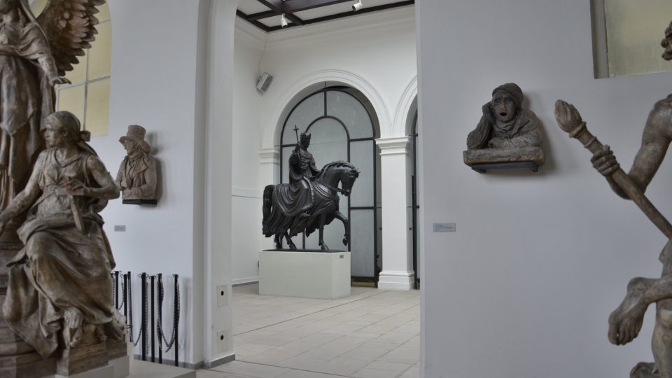V pozadí jezdecká socha Františka I., která od roku 2003 opět zdobí Krannerovu kašnu na Smetanově nábřeží