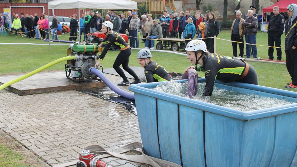 Hasičky z Rohovládovy Bělé na soutěži v požárním útoku