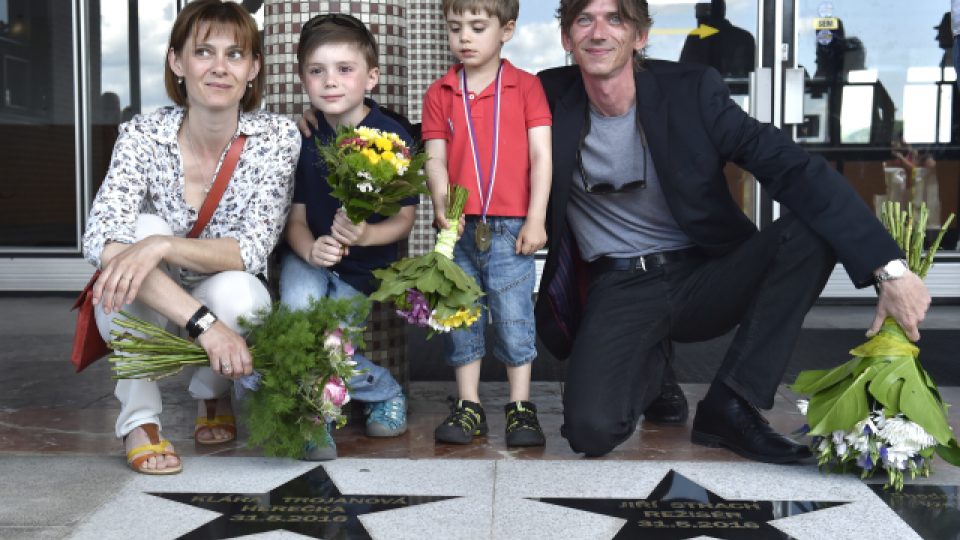 Herečka Klára Trojanová (na snímku se syny) a režisér Jiří Strach mají svou hvězdu na chodníku slávy před Velkým kinem ve Zlíně
