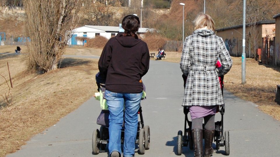 Stezka pro pěší a cyklisty bez bílé středně dělicí čáry svádí k tomu chodit či jezdit prostředkem