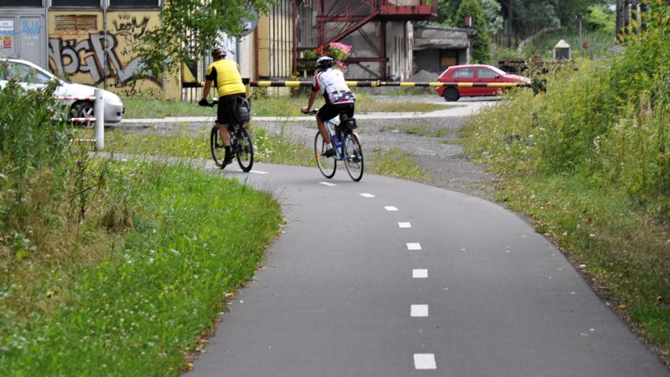 Stezka s bílou střední dělicí čárou vede cyklisty i chodce k pravé straně. To je důležité hlavně v nepřehledných zatáčkách