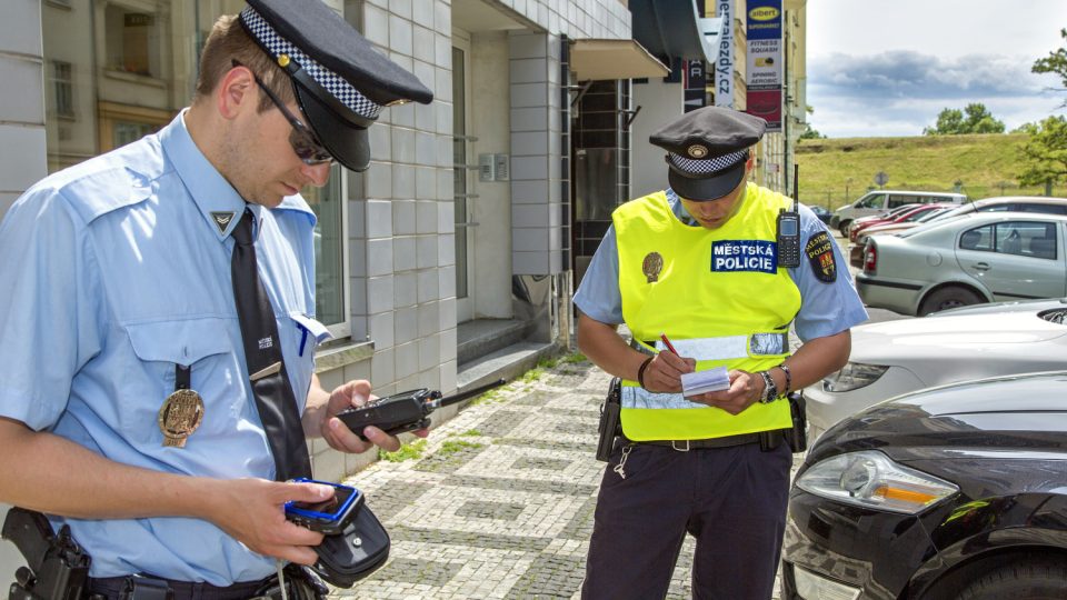 Strážníci odtahují špatně zaparkovaná auta