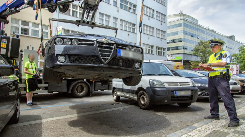 Strážníci odtahují špatně zaparkovaná auta