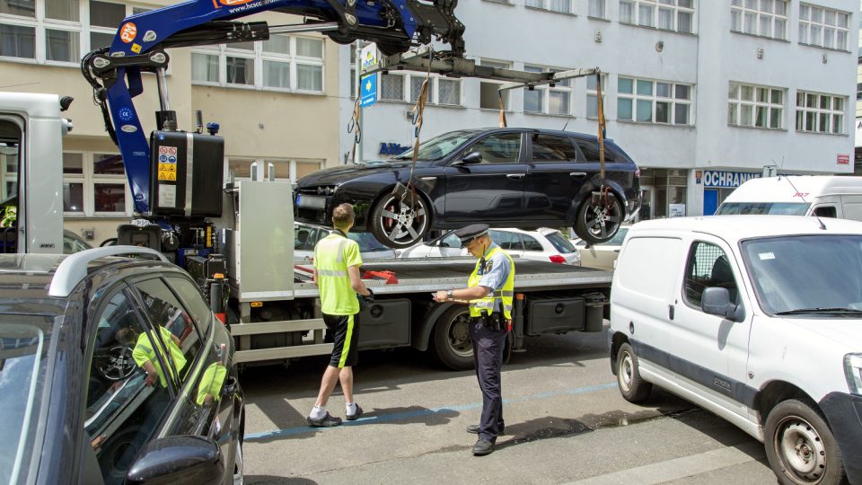 Strážníci odtahují špatně zaparkovaná auta