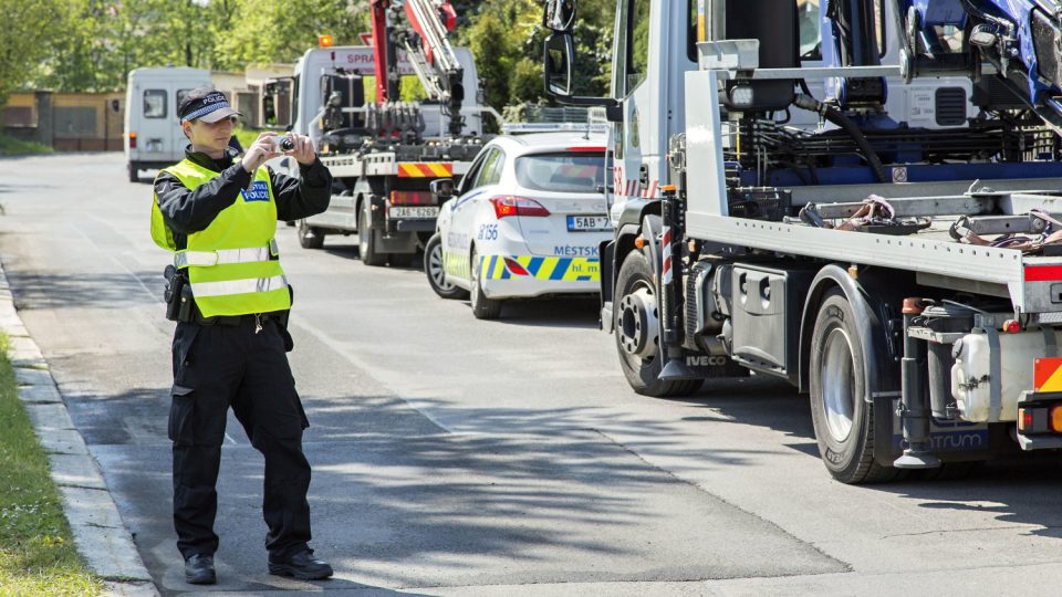 Strážníci odtahují špatně zaparkovaná auta