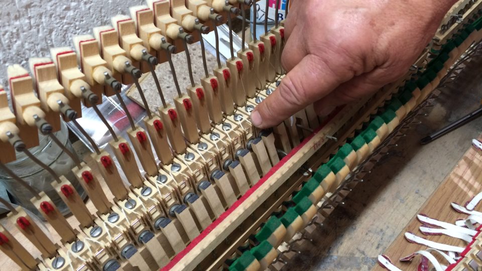 Ježkův zrestaurovaný klavír Steinway je zpět v Mánesu