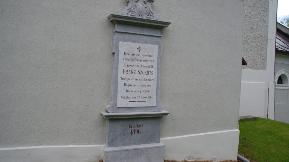 Památník u kostela v Písečné připomíná prvního padlého prusko-rakouské války Franze Szökötse, který zahynul už 22. června roku 1866