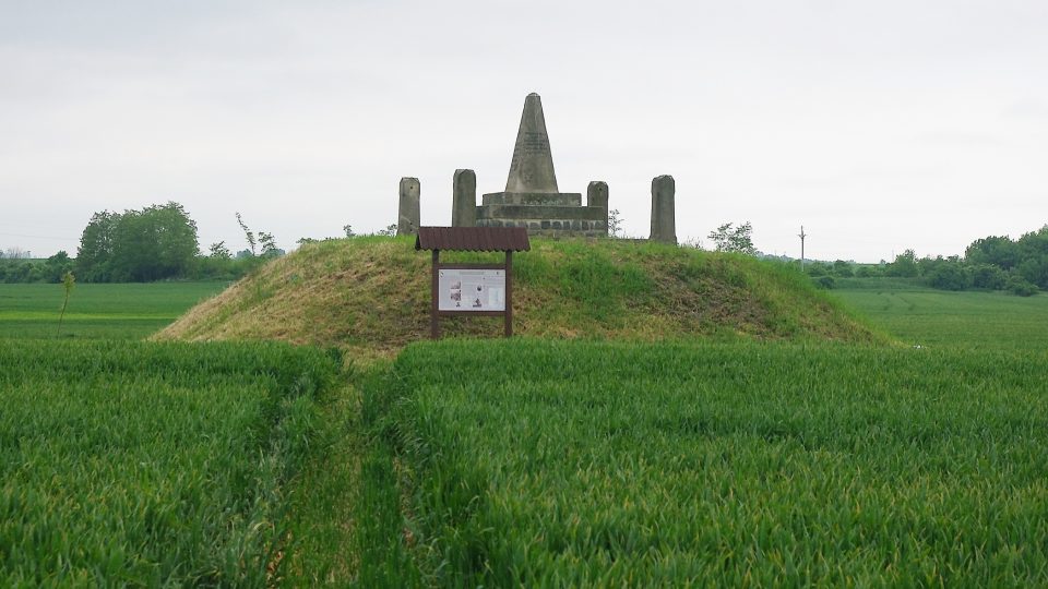 Pomník pruského podplukovníka Eduarda von Behr v polích u Tovačova stojí na někdejší rybniční hrázi