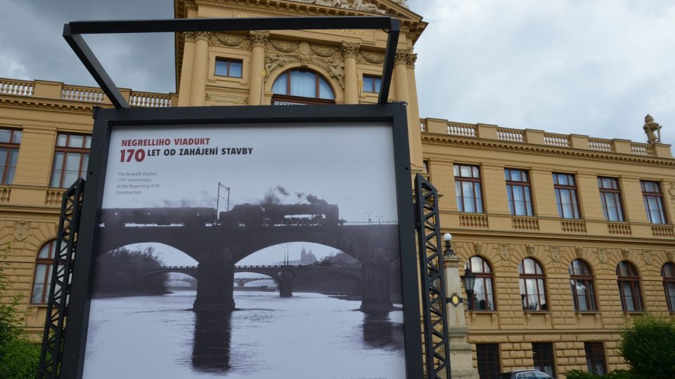 Výstava věnovaná Negrelliho viaduktu před budovou muzea na Florenci