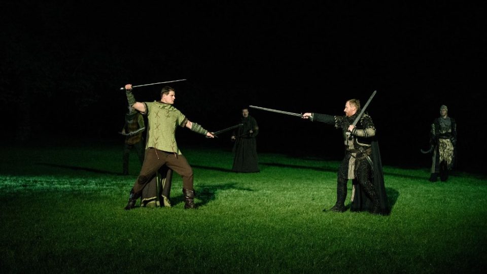Představení Robin Hood před otáčivým hledištěm v Českém Krumlově