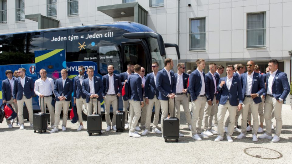 Čeští fotbalisté po příjezdu do hotelu v Tours