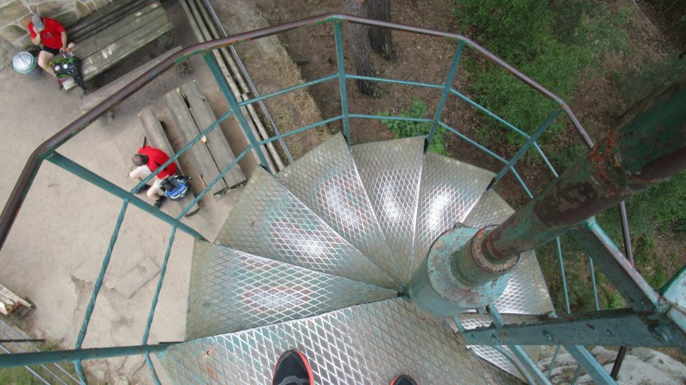 Cesta na skalní vyhlídku Hlavatici končí točitým ocelovým schodištěm