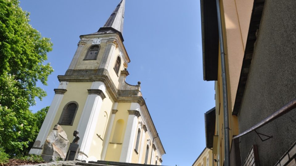 Kostel sv. Filipa a Jakuba stojí nad náměstím v Trhové Kamenici