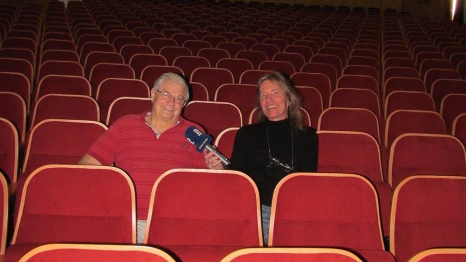 Ředitel táborského divadla Karel Daňhel s redaktorem Zdeňkem Zajíčkem v jednom z hledišť