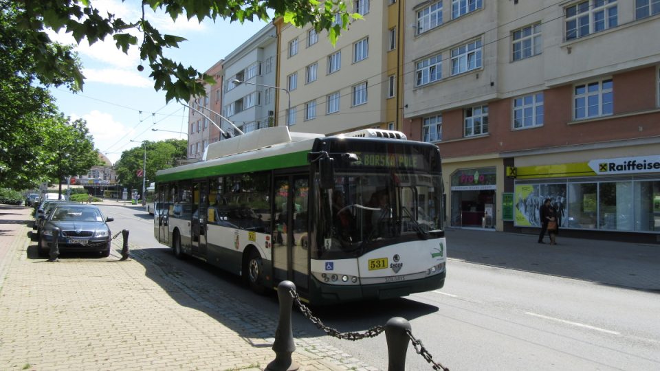 Americká třída v Plzni už pamatuje hodně názvů i trolejbusů