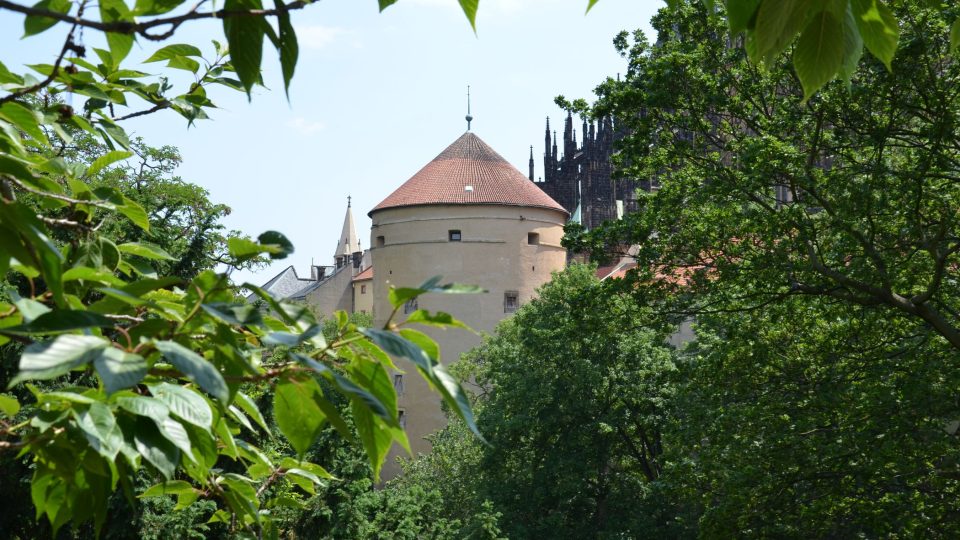 Věž Mihulka na Pražském hradě, pohled z Prašného mostu