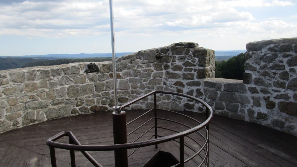 Na ochozu vyhlídkové plošině hradní věže