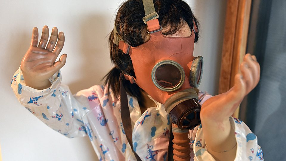 Výstava Retro 70. - 80. let, dítě s plynovou maskou
