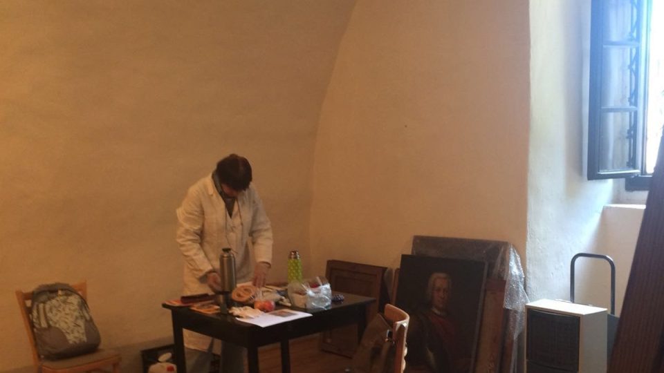 Restaurování obrazů na zámku v Benešově nad Ploučnicí