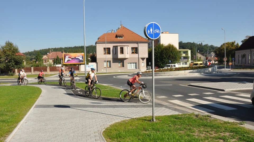 Přejezd pro cyklisty přimknutý k přejezdu pro chodce