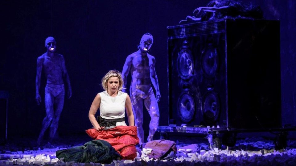 Sen čarovné noci Williama Shakespeara v pražském Národním divadle