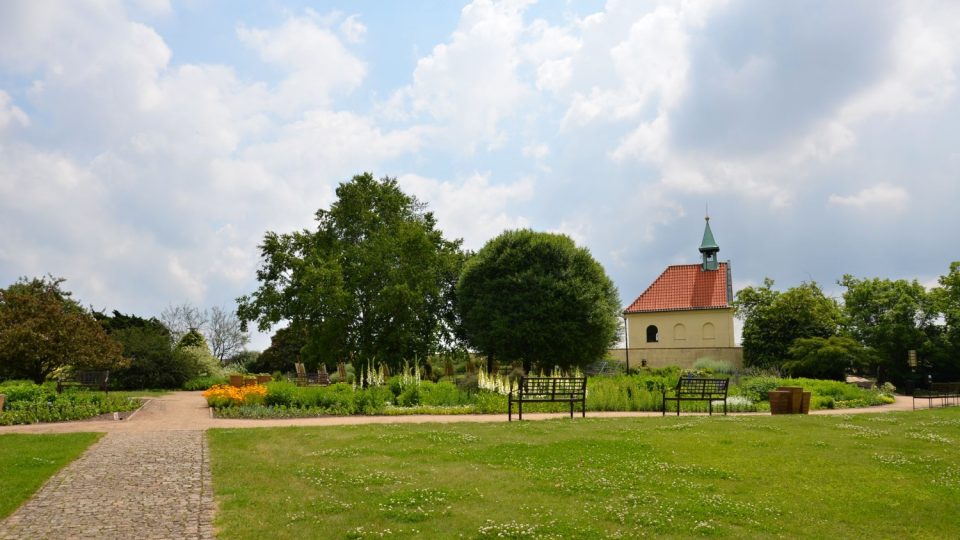 Ornamentální zahrada a pohled ke kapli svaté Kláry