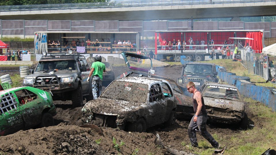 Destruction Derby 2016. Demoliční závod autovraků v Sosnové u České Lípy
