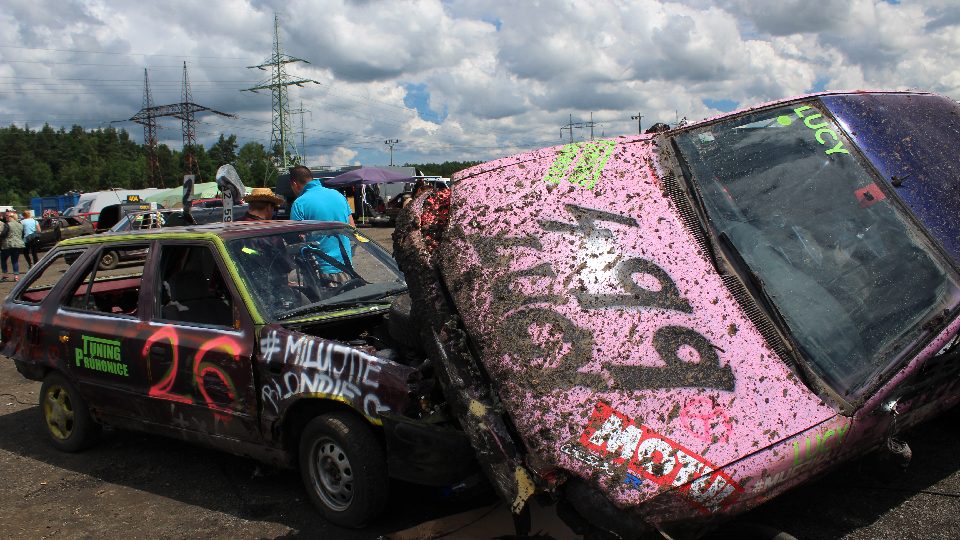 Destruction Derby 2016. Demoliční závod autovraků v Sosnové u České Lípy