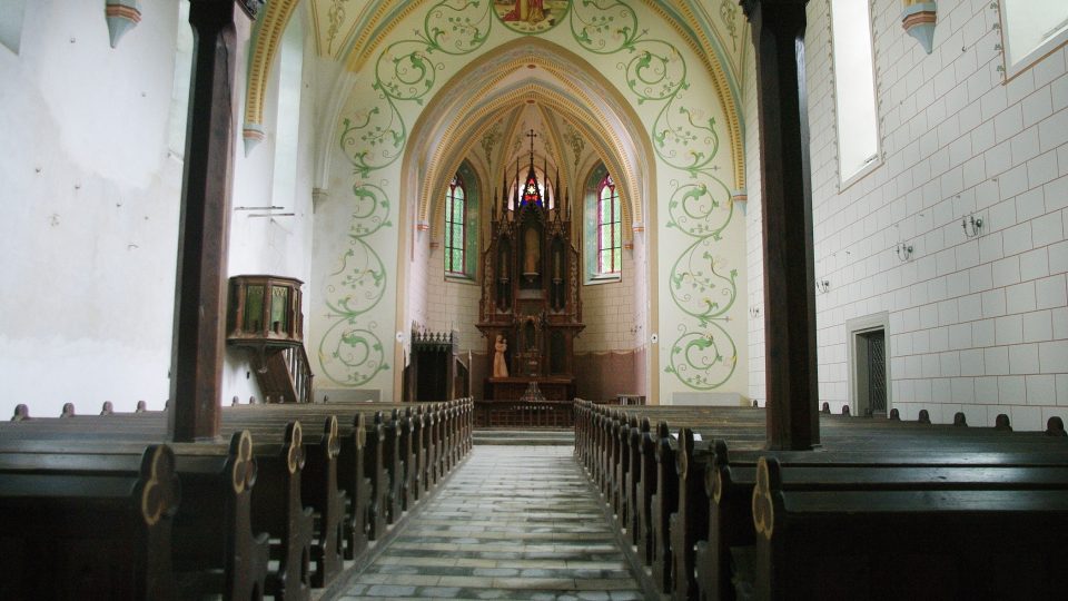 Interiér kostela v Horním Údolí je již také dílem Kutzerových dědiců