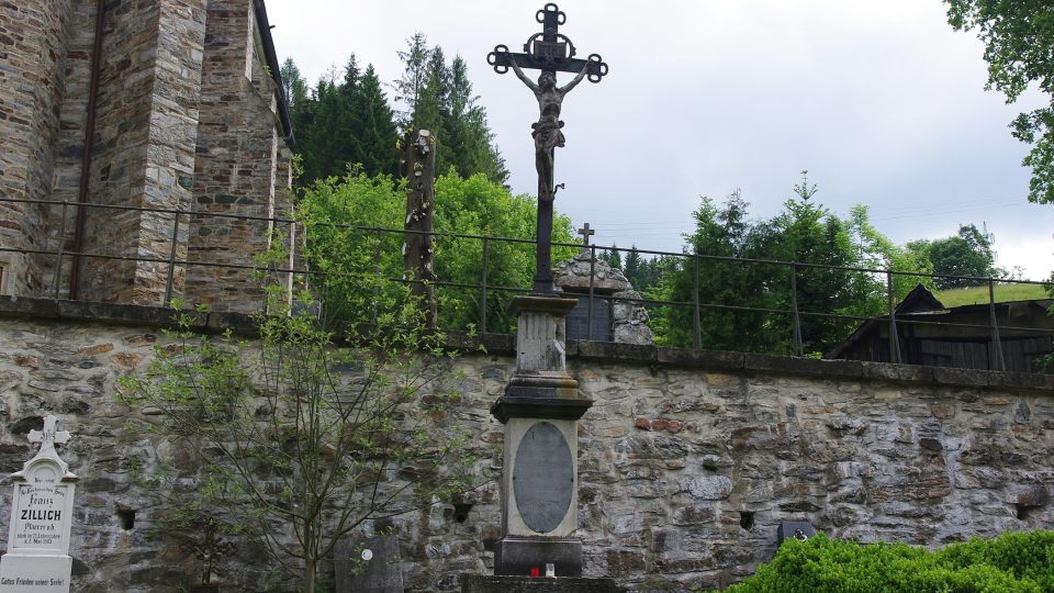 Kříž z roku 1822 byl sochařovým poděkováním za uzdravení z tuberkulózy