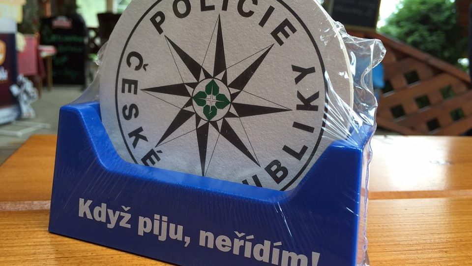 Policisté nosí do restaurací a hospod pivní podtácky. Jste zvědaví proč?