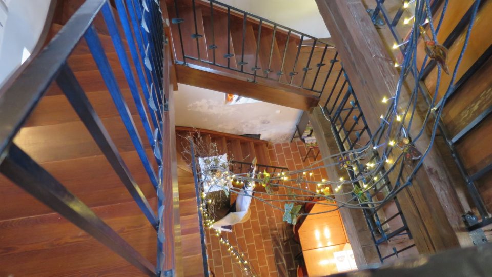 Staré podlahy se kloubí s novým schodištěm a moderními kovovými prvky