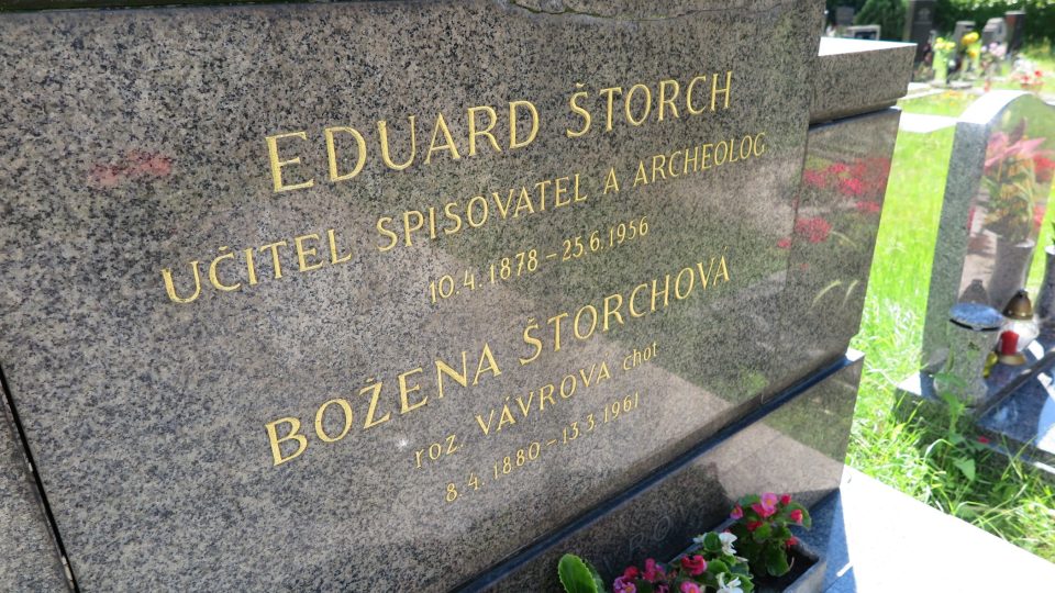 Hrob Eduarda Štorcha v Lobči na Mělnicku