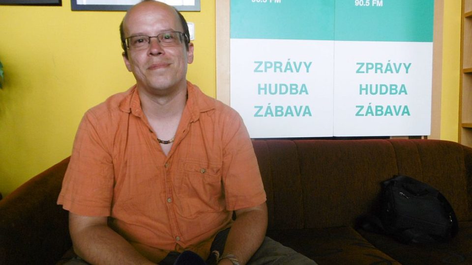 Jan Košťál, archeolog Regionálního muzea v Náchodě, v radioklubu Českého rozhlasu Hradec Králové