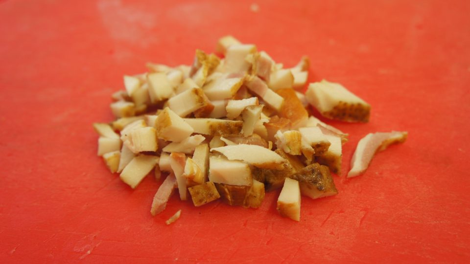 Na sádle nebo na oleji si zpěníme cibulku do hněda, později přidáme i na kostičky nakrájený špek