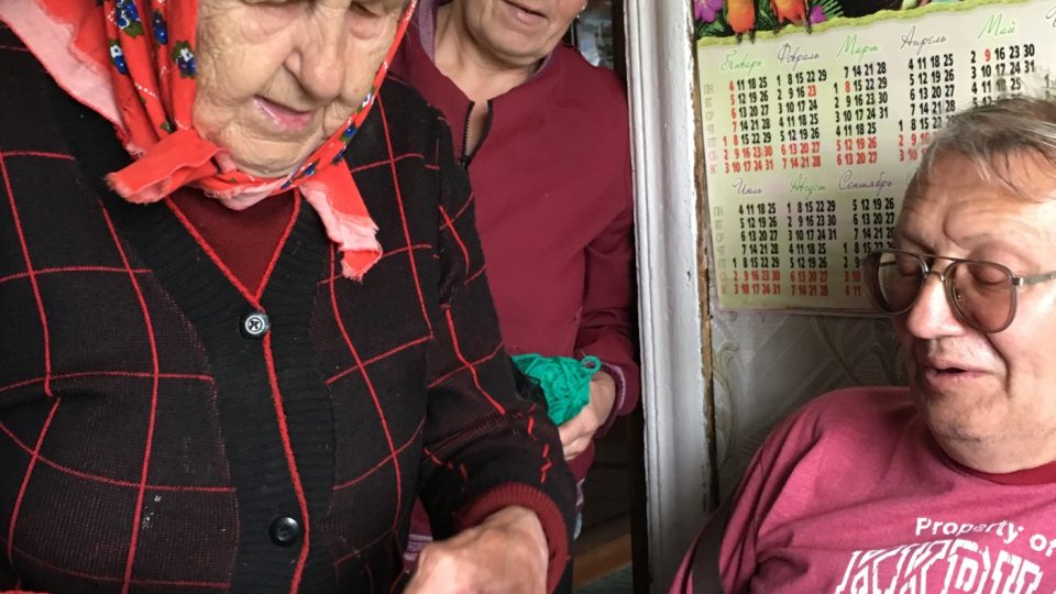 Rukavice plete nejen Jevgenije Pavlovna, ale i její dcery