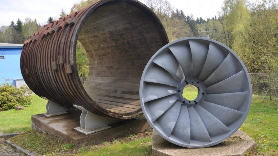 Jednu ze tří částí zachovaného potrubí je možné vidět přímo u elektrárny