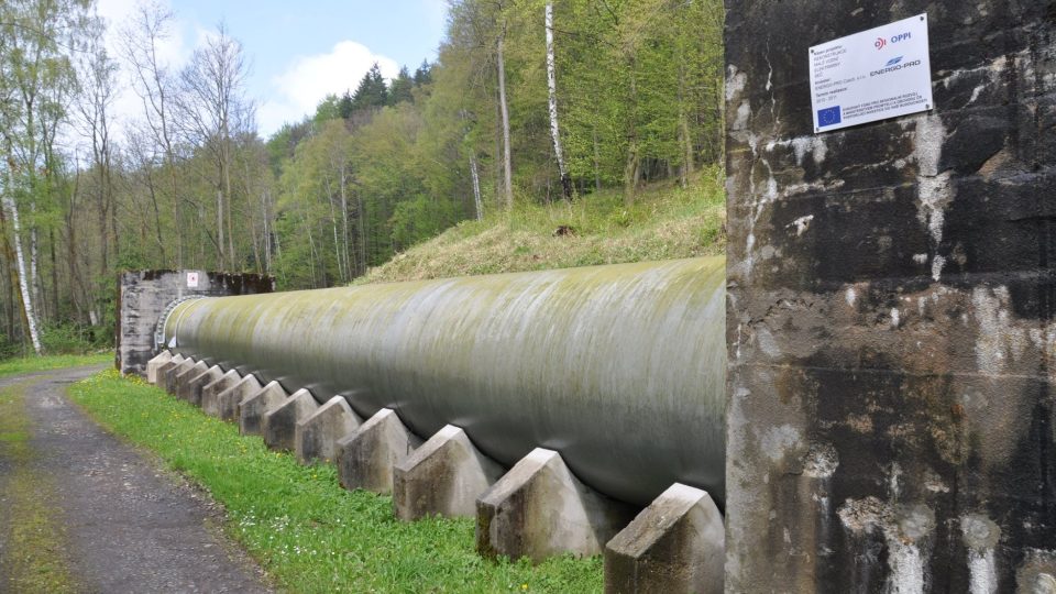 Před šesti lety bylo dřevěné potrubí vyměněno za ocelové