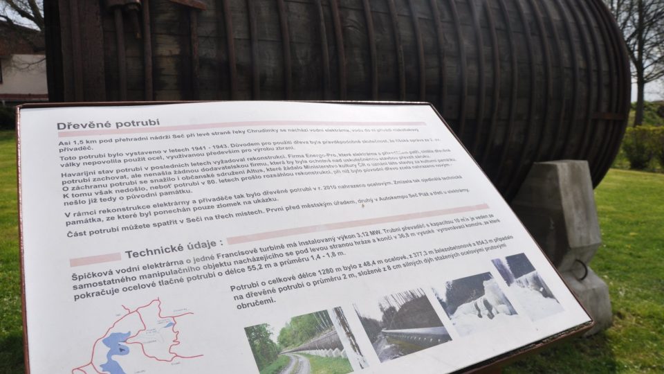 U zachovalých dílů dřevěného potrubí stojí informační tabule, ze kterých návštěvníci zjistí všechny technické údaje