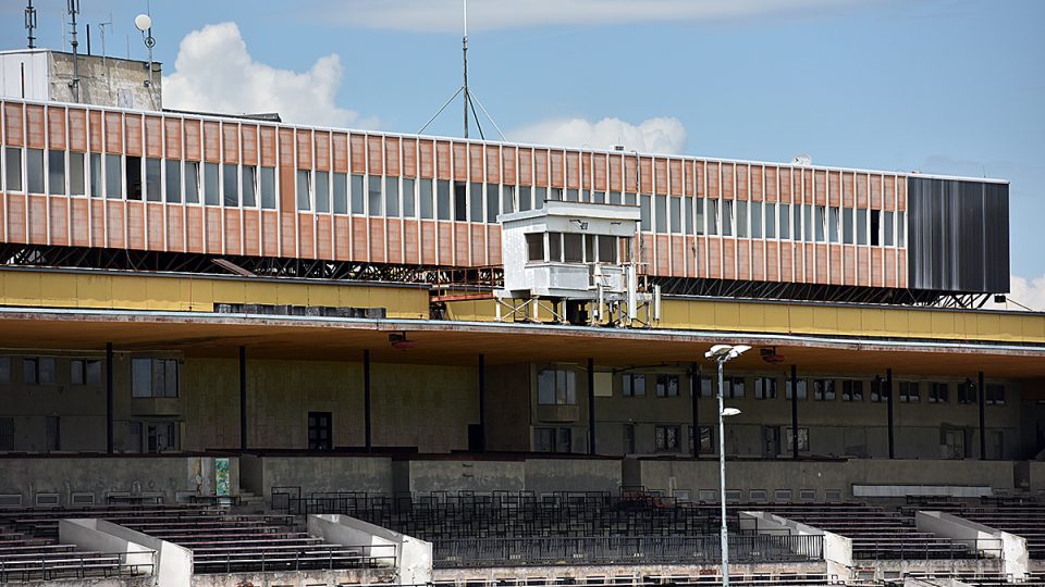 Strahovský stadion - pohled na tribunu a prezidentské lóže