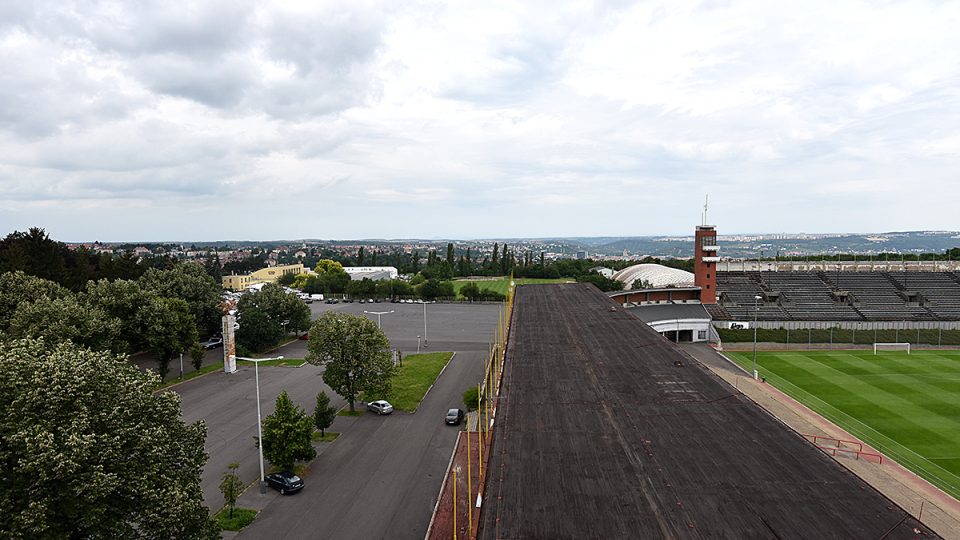 Strahovský stadion - pohled ze střechy na parkoviště