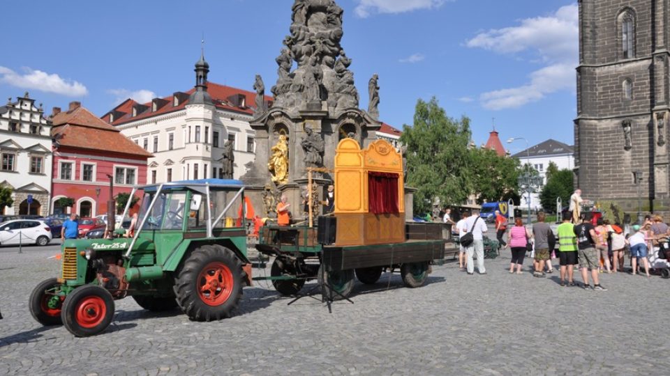 Divadélka startující loutkářský štrůdl přijela na korbách nákladních aut a traktorů