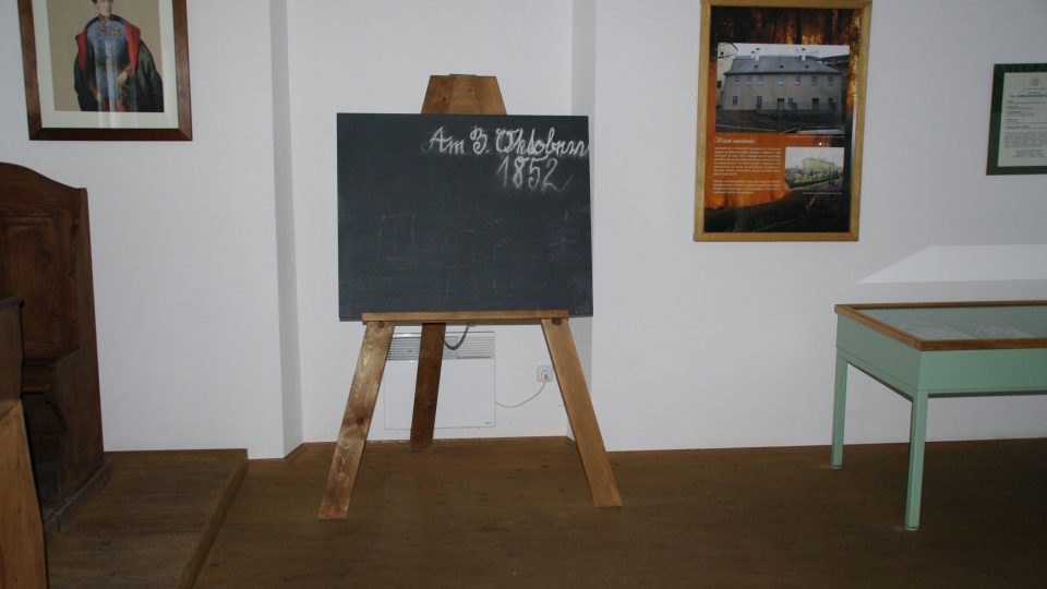 Datum na tabuli připomíná den zahájení vyučování nejstarší lesnické školy na Moravě