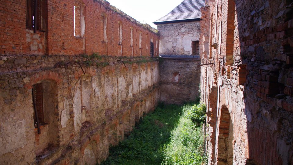 Z Úsova se škola přestěhovala na hrad Sovinec. její prostory však na konci války vyhořely a dnes jsou v ruinách